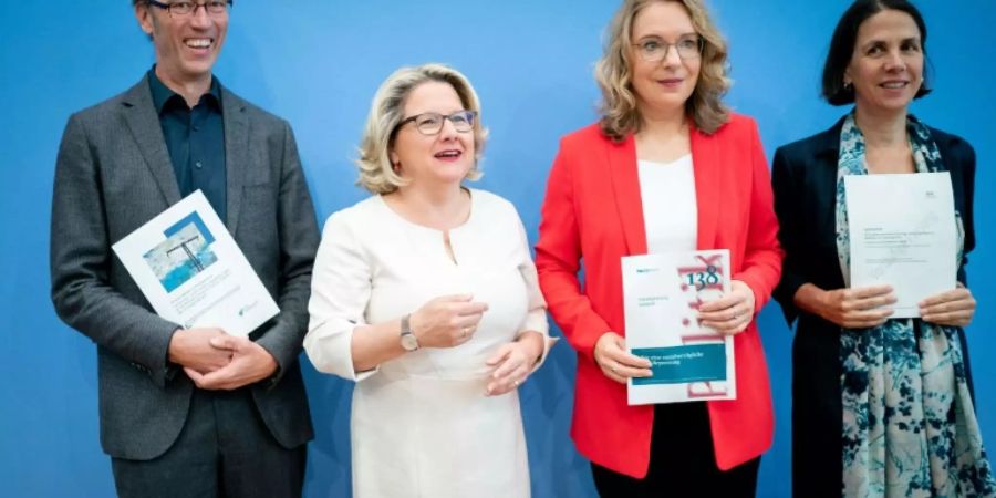 Ministerin Schulze und Wissenschaftler präsentieren Gutachten