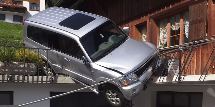 Die führerlose Fahrt eines Autos endete in Bauen UR auf der Garagenterrasse.
