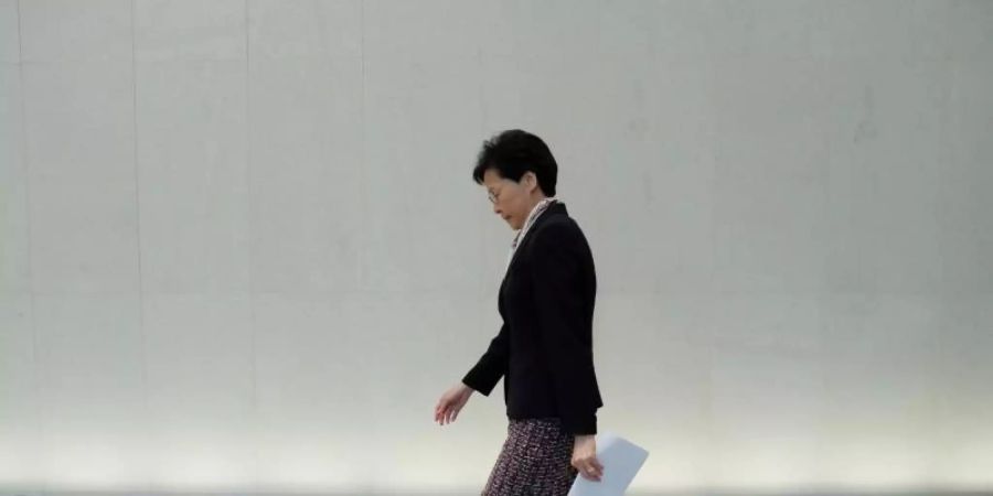 Carrie Lam, Regierungschefin von Hongkong verurteilt die anhaltende Gewalt bei den Demonstrationen in der Stadt. Foto: Kin Cheung/AP