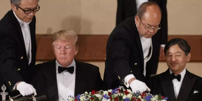 Donald Trump und Kaiser Naruhito von Japan während des Staatsbanketts im Kaiserpalast. Foto: Evan Vucci/AP Donald Trump und Kaiser Naruhito von Japan während des Staatsbanketts im Kaiserpalast. Foto: Evan Vucci/AP