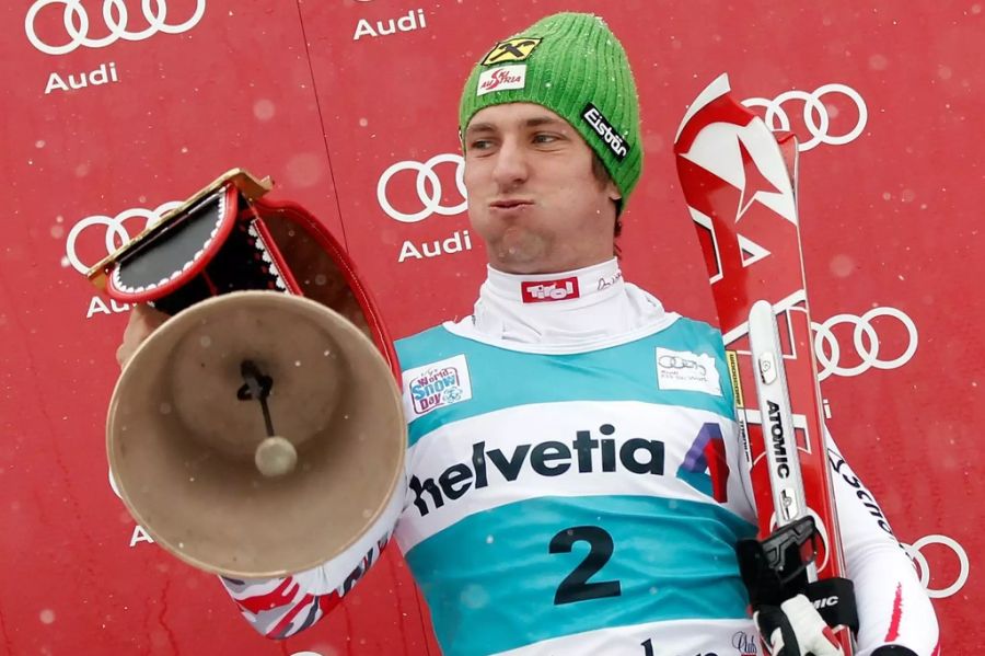 Marcel Hirscher jubelt mit Kuhglocke nach seinem Sieg im Slalom von Adelboden (BE) 2012.