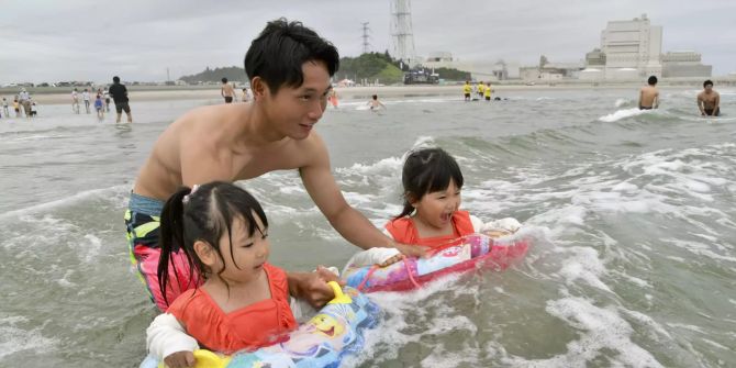 Stranderöffnung nach Nuklearkatastrophe von Fukushima