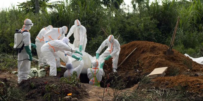 Ein Ebola-Opfer wird im Kongo begraben. who bericht