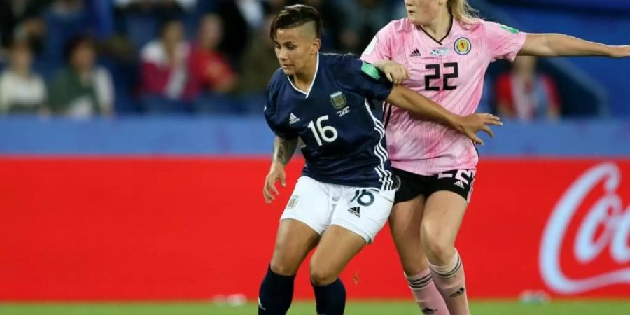 Die Schottin Erin Cuthbert (r) kämpft gegen Lorena Benitez aus Argentinien um den Ball. Foto: Richard Sellers/PA Wire