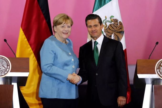 Vor fast genau zwei Jahren erlitt Angela Merkel im Juni eine erste Zitterattacke in Mexiko. Damals traf die Bundeskanzlerin auf den ehemaligen Präsidenten Enrique Pena Nieto. Merkel Zitter