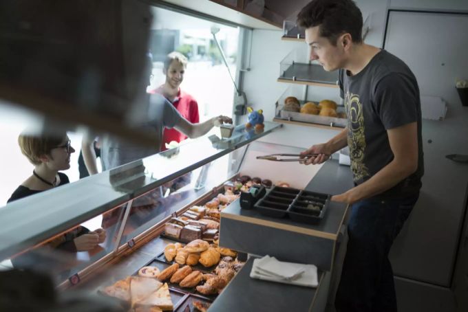 Die Äss-Bar betreibt mittlerweile neun Filialen in der Schweiz. Foodwaste Äss-Bar
