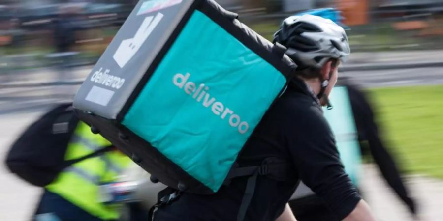 In Grossstädten konkurrieren inzwischen vor allem zwei grosse Anbieter: Kunden bestellen bei Deliveroo oder Lieferando per App Gerichte von Restaurants in der Nähe. Foto: Jörg Carstensen