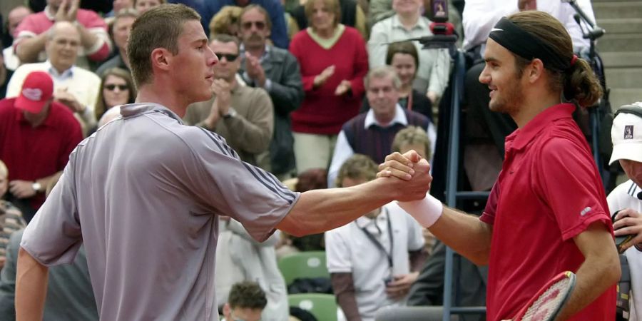 35. Erster Masters-Titel gegen Marat Safin in Hamburg 2002 – Seinen ersten Titel der zweithöchsten Kategorie holt Roger Federer gegen einen Gegner, den er während seiner Karriere sehr gut im Griff hat: Marat Safin. Am Masters 1000 von Hamburg, das 2009 auf ATP 500 herabgestuft wird, setzt sich der Schweizer im Final mit 6:1, 6:3 und 6:4 durch.