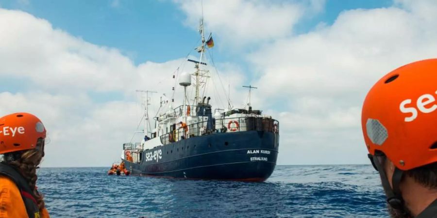 Zwei Seenotretter vor dem Rettungsschiff «Alan Kurdi». Foto: Pavel D. Vitko/Sea Eye