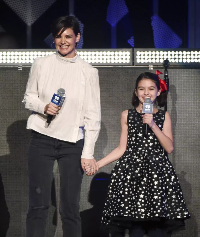 Katie Holmes und Töchterchen Suri stehen 2017 gemeinsam in New York auf der Bühne. katie holmes jamie foxx