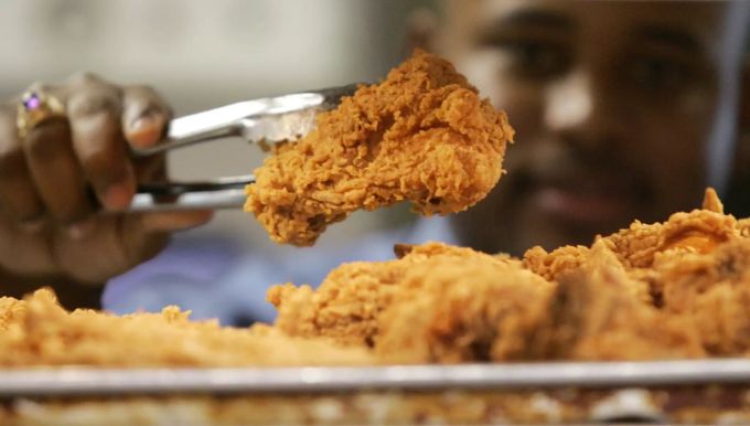 Kentucky Fried Chicken ist für frittierte Hähnchen bekannt. Diese soll es testweise auch als vegan Variante geben. KFC