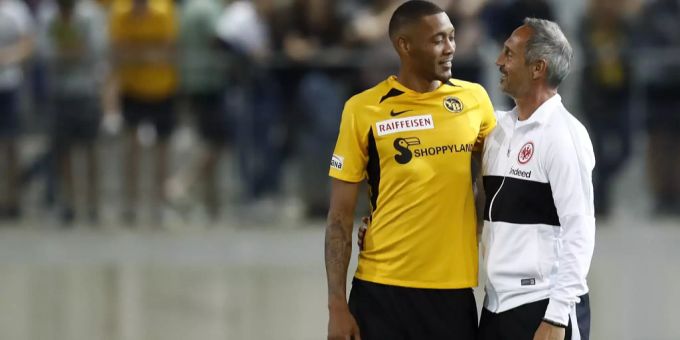 Adi Hütter (rechts) traf einige seiner ehemaligen Spieler bei YB. Hier mit Guillaume Hoarau. YB