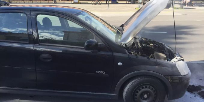 Ein beschädigtes Auto steht nach einem Motorbrand am 16.06.19 beim Bahnhof St. Margrethen. St. Margrethen