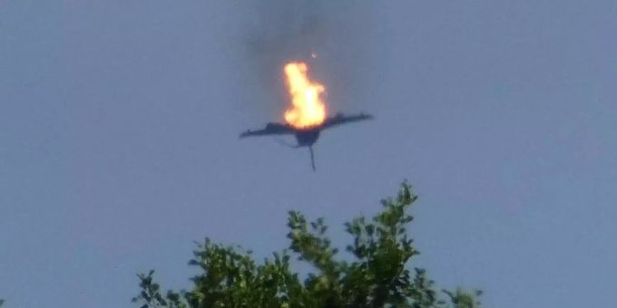 Der brennende «Eurofighter» stürzt über der Kleinstadt Malchow ab. Foto: Thomas Steffan eurofighter absturz malchow