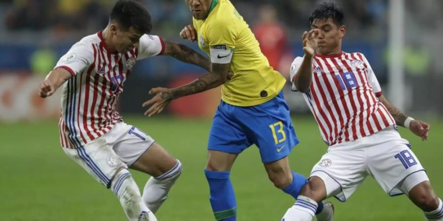Die Brasilianer um Dani Alves (M.) mussten gegen Paraguay hart arbeiten, um zu gewinnen. Foto: Andre Penner/AP