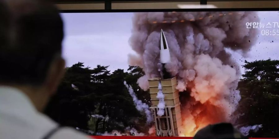 Der Raketentest wird im nordkoreanischen Fernsehen übertragen. Foto: Lee Jin-Man/AP