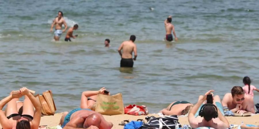 Damit der Strandtag für alle entspannt wird, sind einige Regeln zu beachten. Foto: David Crosling/AAP/dpa