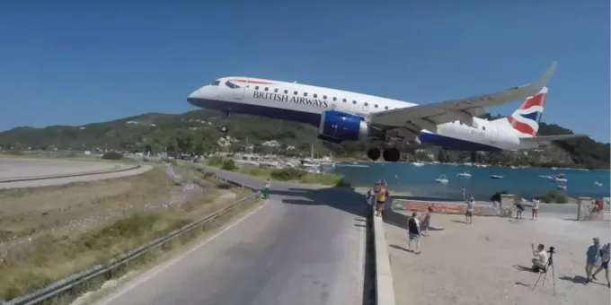 Skiathos Landende Flugzeuge Verfehlen Touristen Nur Knapp