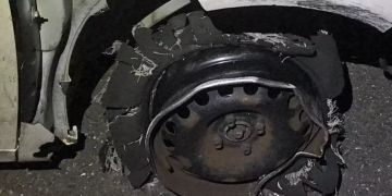 Mit zerfetztem Reifen auf der Autobahn unterwegs