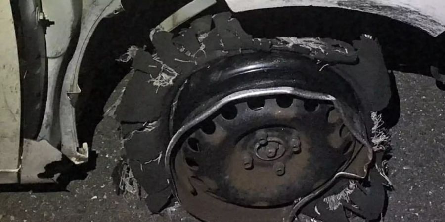 Mit zerfetztem Reifen auf der Autobahn unterwegs
