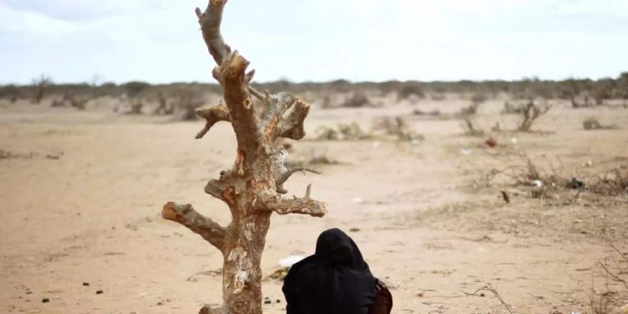 Eine schwangere Frau aus Somalia in der Nähe eines UNHCR Flüchtlingslagers in Kenia. Foto: Jerome Delay/AP