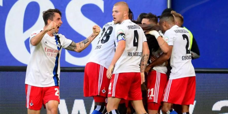 Die HSV Spieler feiern den 1:0-Erfolg gegen den VfL Bochum. Foto: Daniel Bockwoldt