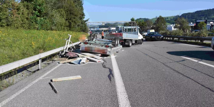 Anhänger gekippt und Gerüstteile verloren