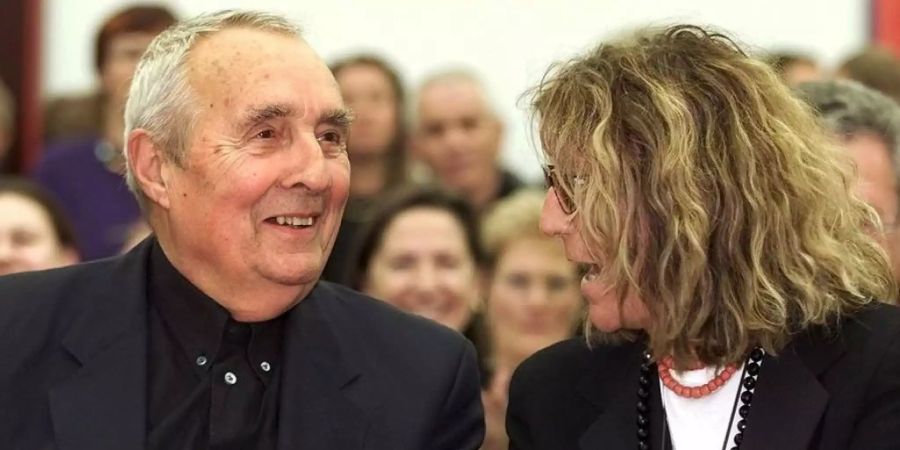 Sybil Albers-Barrier (r), hier 2001 im Liechtensteiner Kunstmuseum zusammen mit ihrem Lebenspartner Gottfried Honegger, ist am 2. September 2019 im Alter von 84 Jahren gestorben. (Archivbild)