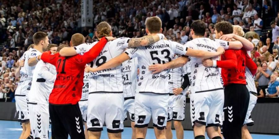 Die Kieler jubeln nach dem Schlusspfiff im Spiel gegen die SG Flensburg-Handewitt über den Sieg. Foto: Benjamin Nolte