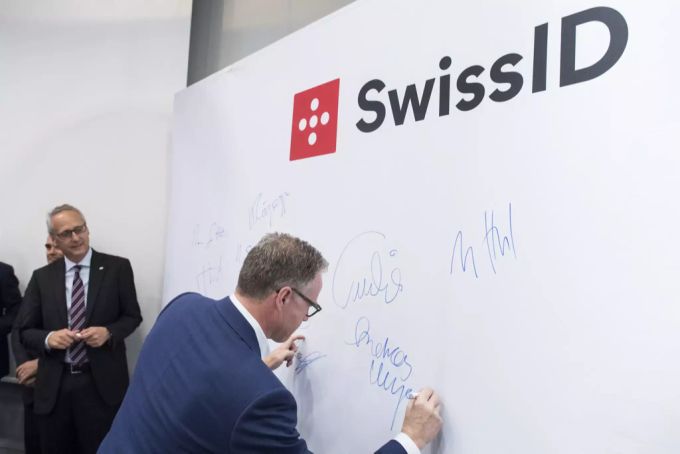 Andrea Meyer, CEO der SBB, unterschrieb im November 2017 ein Plakat der SwissID. swisspass