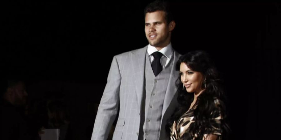 Ja, auch Kim Kardashian war vor Kanye West bereits einmal vor den Altar getreten. Der Reality-Star war 72 Tagen mit Kris Humphries verheiratet. Die Hochzeit wurde live im TV übertragen.