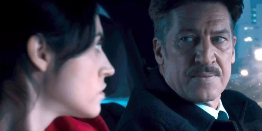 Die Taxifahrerin Özge (Violetta Schurawlow) und der Kommissar Christian Steiner (Tobias Moretti) bekommen es mit einem brutalen Serienkiller zu tun. Foto: Benedict Neuenfels/Allegrofilm/ZDF