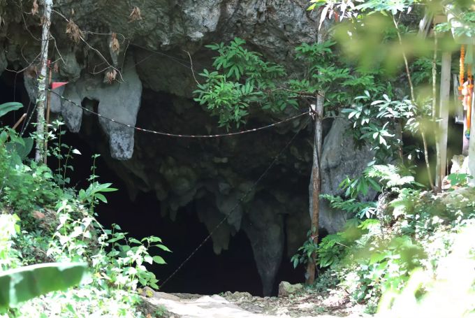 Der Eingang zur Höhle, in der eine Jugendfussballmannschaft vor einem Jahr gefangen war und nach 17 Tagen gerettet wurde. Höhle Thailand