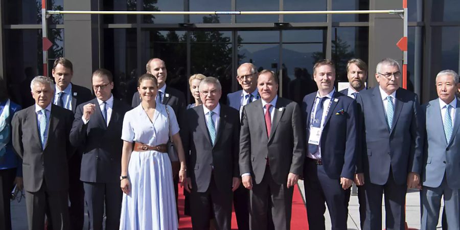 IOC-Präsident Thomas Bach posiert in Lausanne mit Angehörigen der schwedischen Delegation