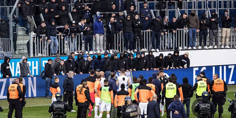 GC-Spieler stehen vor GC Hooligans nach dem Spielabbruch im Fussball Meisterschaftsspiel der Super League zwischen dem FC Luzern und dem Grasshopper Club Zürich in Luzern.