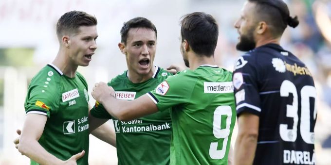Cedric Itten (l.), Silvan Hefti (m.) und Jeremy Guillemenot bejubeln einen Treffer gegen Lugano. FC St. Gallen