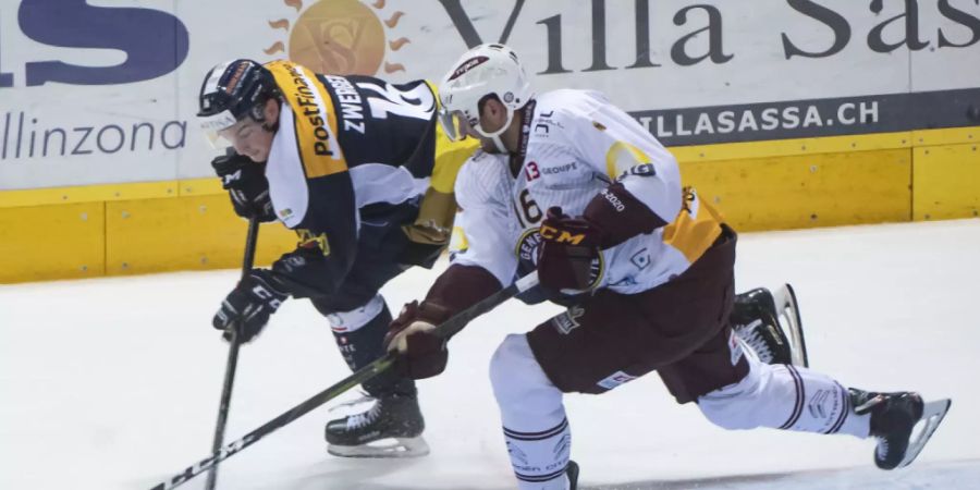 Genève-Servette (Eric Fehr/rechts, im Zweikampf gegen Ambri Dominic Zwerger) gewann bei Ambri-Piotta mit 3:2 nach Penaltyschiessen