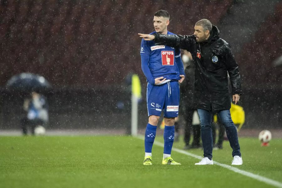 Luzern-Trainer Fabio Celestini gibt seinen Spielern Anweisungen.