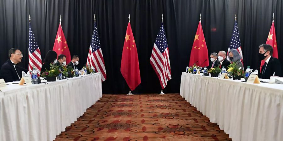 Antony Blinken (2.v.r.), Aussenminister der USA, und Jake Sullivan (r), Nationaler Sicherheitsberater der USA, sitzen Yang Jiechi (2.v.l.), Aussenpolitikchef der Kommunistischen Partei Chinas, und Wang Yi (l), Chinas Staatsrat, bei der Eröffnungssitzung der US-China-Gespräche im Captain Cook Hotel in Anchorage gegenüber. Foto: Frederic J. Brown/AP/dpa