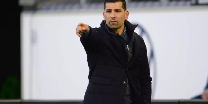 Schalke-Trainer Dimitrios Grammozis trifft mit seinem Team auf Borussia Mönchengladbach. Foto: Swen Pförtner/dpa Schalke-Trainer Dimitrios Grammozis trifft mit seinem Team auf Borussia Mönchengladbach. Foto: Swen Pförtner/dpa