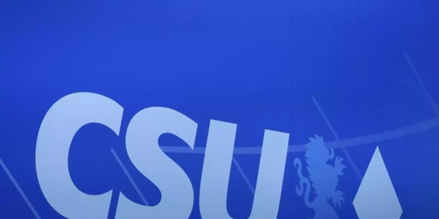 Das Logo der CSU auf einem Parteitag in Nürnberg. Foto: Daniel Karmann/dpa