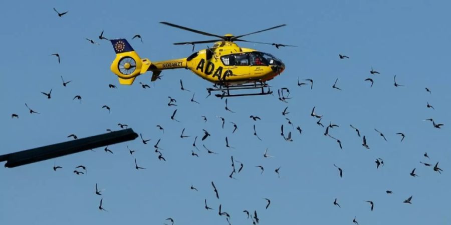 ADAC-Rettungshubschrauber am Himmel von Berlin