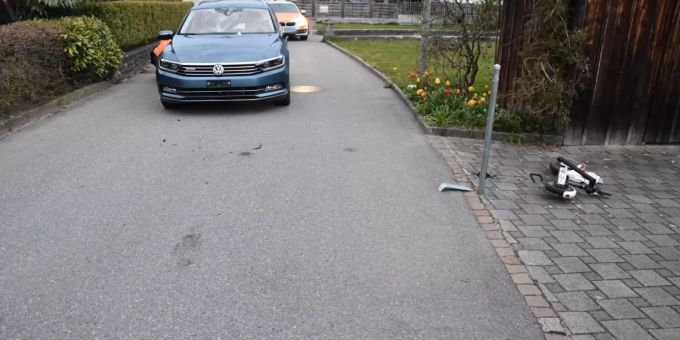 Frontalkollision zwischen einem Auto und einem E-Scooter in Sargans.