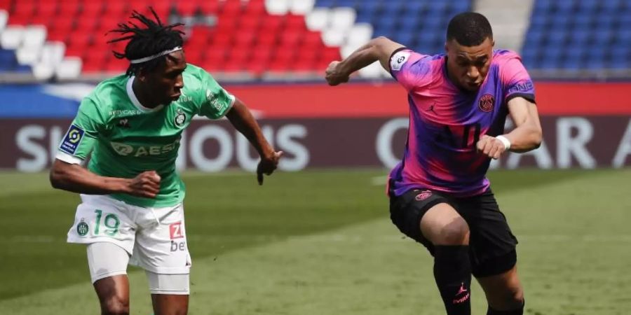 Paris Kylian Mbappe (r) und Saint-Etiennes Yvan Neyou im Laufduell. Foto: Francois Mori/AP/dpa
