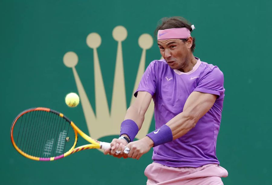 Nadal bekundet grosse Mühe sein Aufschlagsspiel durchzubringen.