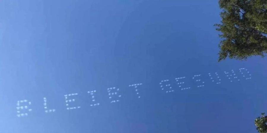 Der Schriftzug "Bleibt Gesund" am Himmel über München. Foto: -/Skytexter/dpa