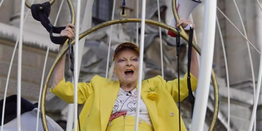 Die britische Modedesignerin Dame Vivienne Westwood bleibt auch im Alter rebellisch: Hier protestiert sie gegen die Auslieferung von Wikileaks-Gründer Assange an die USA (2020). Foto: Victoria Jones/PA Wire/dpa