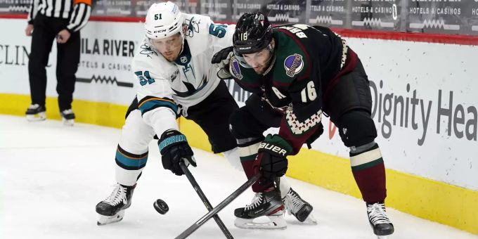 Radim Simek der San Jose Sharks kämpft mit Derick Brassard der Arizona Coyotes um den Puck. san jose Sharks