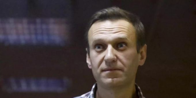 Der russische Oppositionsführer Alexej Nawalny steht in einem Käfig im Bezirksgericht Babuskinskij in Moskau, Russland. Foto: Alexander Zemlianichenko/AP/dpa Der russische Oppositionsführer Alexej Nawalny steht in einem Käfig im Bezirksgericht Babuskinskij in Moskau, Russland. Foto: Alexander Zemlianichenko/AP/dpa