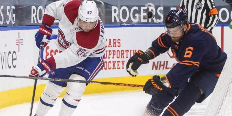 Adam Larsson (r) von den Edmonton Oilers und Artturi Lehkonen von den Montreal Canadiens in Aktion. Foto: Jason Franson/The Canadian Press/AP/dpa
